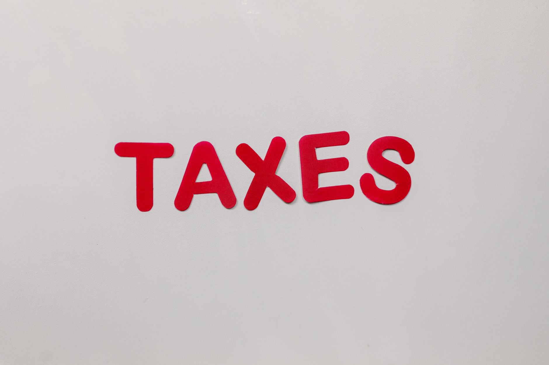 TPS et TVQ : à partir de quand dois-tu t'inscrire et comment le faire correctement ?